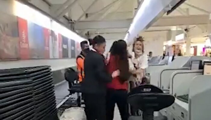 Video : धक्कादायक! ...अन् महिलेने विमानतळावरच केली हाणामारी