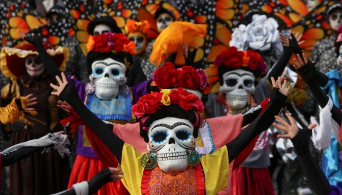 Day Of The Dead: मृतांच्या आत्म्यासोबत कुटुंबाचं सेलिब्रेशन; थरकाप उडवणारी विचित्र प्रथा तुम्हाला माहितीये? 