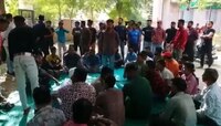बायकोसोबत अश्लील चाळे करत होता तरूण, नवऱ्याने मागायला लावली माफी पण त्यानंतर...