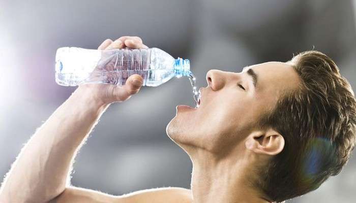 Drinking Water: तुम्ही पण उभे राहून पाणी पिताय तर या आजारांना देताय आमंत्रण