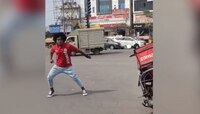 भावा... काय नाचलास! डिलिव्हरी बॉयने रस्त्यामध्येच सुरु केला धमाल डान्स