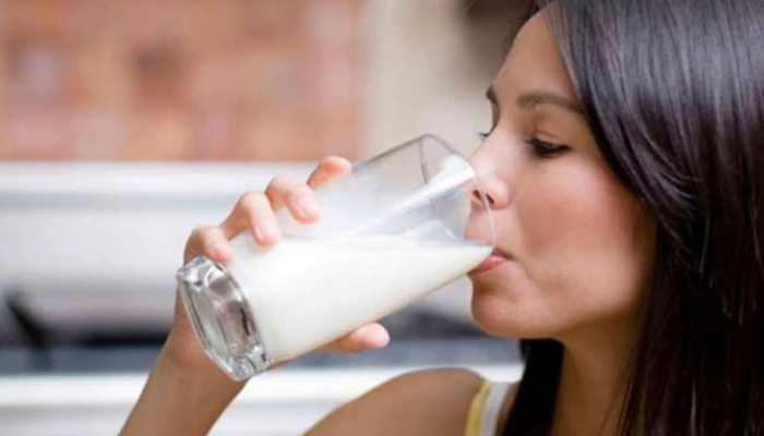 Health Tips: दुधासोबत चुकूनही खाऊ नका 'हे' पदार्थ; लहानशी चूक पडेल महागात 