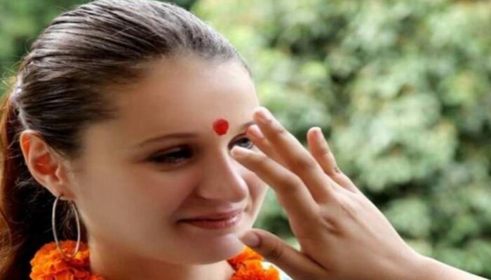 Red Tilak Tips: &#039;या&#039; व्यक्तींनी चुकूनही लावू नका लाल टिळा, कारण... 