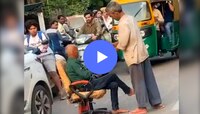 Video: भर रस्त्यात खुर्ची टाकून बेवड्यांची पार्टी, एकाने भरला पेग अन् दुसऱ्याने...