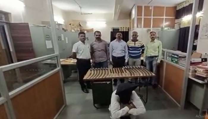 15 तलवारी, 7 गुप्त्या , 7 चाकू आणि.... शस्त्रसाठा पाहून पोलिसही चक्रावले