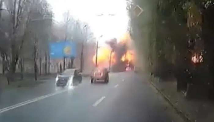 Russia-Ukraine War: रस्त्यावरुन कार जात असताना अचानक पडलं क्षेपणास्त्र, व्हिडिओ पाहिल्यावर बसेल मोठा धक्का