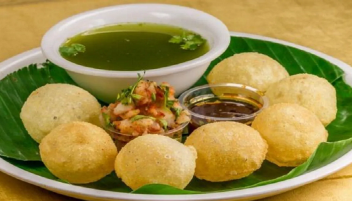PaniPuri Video : गप्पागप्प पाणीपुरी खाताना 'हा' प्राणी पाहून तुम्ही व्हाल अवाक्