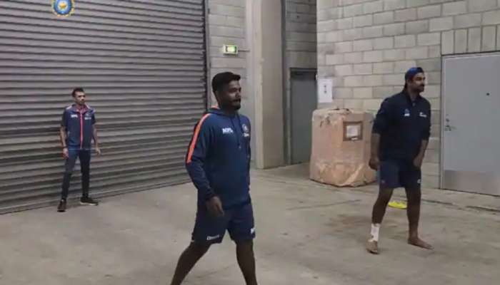 IND vs NZ: पावसात भारतीय खेळाडू हा कोणता खेळ खेळतायत? पाहा Video