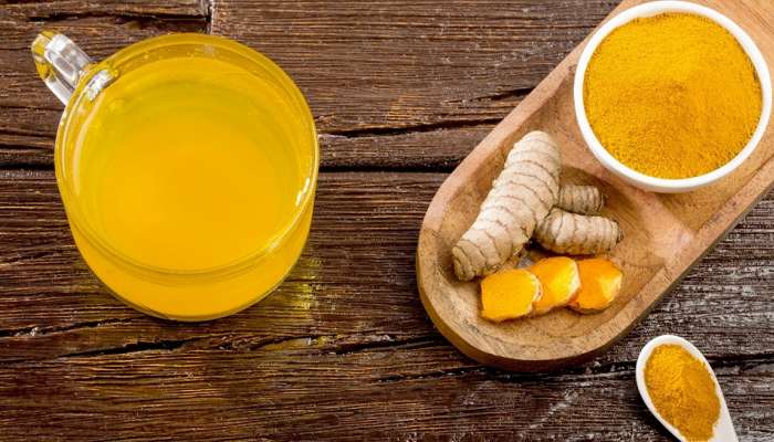 Turmeric Water: सुटलेल पोट कमी करायचंय, सकाळी रिकाम्या पोटी प्या &#039;हे&#039; पाणी 