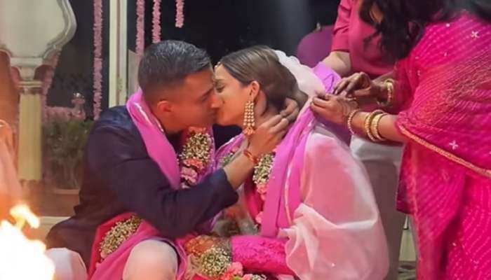 Bride Groom Kiss: मंडपातच वधू-वर झालेत रोमँटिक, दोघेही स्वतःला रोखू शकले नाहीत आणि ...