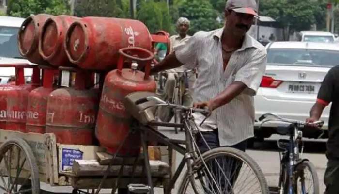 होळीच्या दिवशी सरकार देणार Free cylinder! जाणून घ्या कोणाला मिळणार &#039;ही&#039; सुविधा