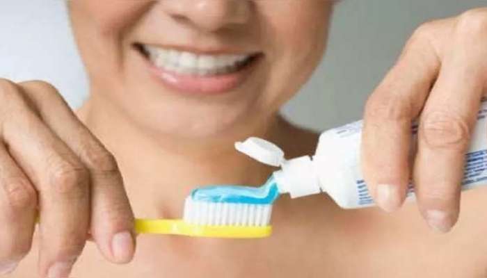दात घासताना टूथपेस्टचा जास्त वापर करत असाल तर थांबा, जाणून घ्या परिणाम