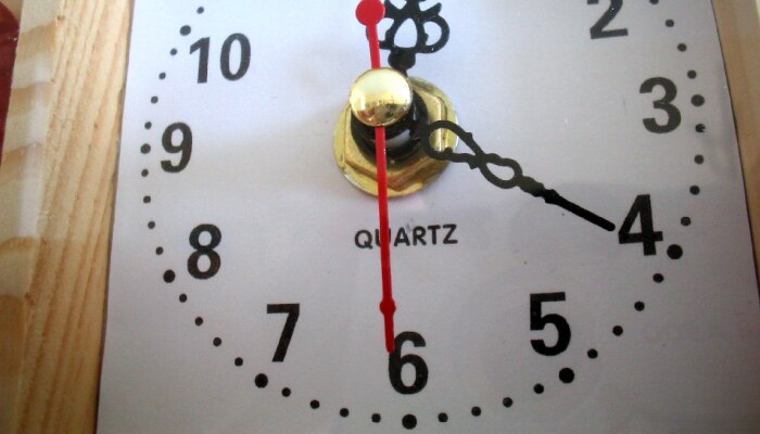 Quartz clock : घडाळ्यामध्ये Quartz हा शब्द का लिहिलेला असतो? जाणून घ्या रंजक कहाणी!