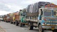 भर रस्त्यात ट्रक चालकाशी पंगा घेणं तरुणाला पडलं महागात; पाहा Video 