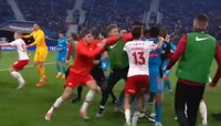 Football सामन्यादरम्यान खेळाडू भिडले, हाणामारीचा Video Viral