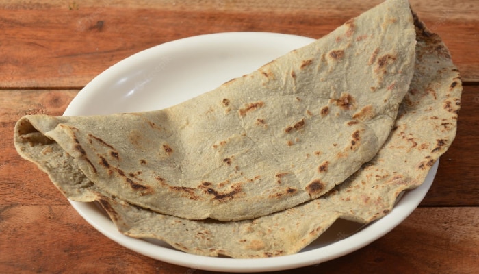 Chapati -Bhakri : तुम्हीही चपातीऐवजी भाकरीची निवड करता? तुमच्या आरोग्यासाठी काय खाणं ठरतं फायदेशीर