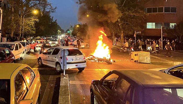Iran Hijab Protest: इराण मध्ये मृत्यू तांडव; हिजाबविरोधी निदर्शनांमुळे आतापर्यंत 300 हून अधिक नागरिकांचा मृत्यू
