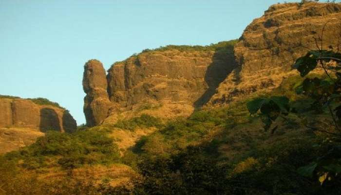 महाराष्ट्रातील सर्वात उंच बाण सुळक्यावर चढत पुण्यातील तरूणांनी मारली बाजी