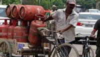 Gas Cylinder Price: LPG ग्राहकांना मोठा दिलासा, पाहा कितीने सिलिंडर स्वस्त? 