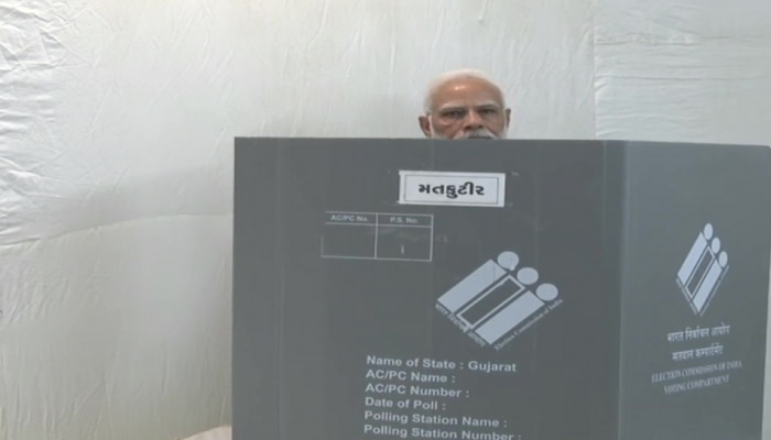 Gujarat Election 2022 : पंतप्रधान नरेंद्र मोदींनी बजावला मतदानाचा हक्क