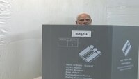 पंतप्रधान नरेंद्र मोदींनी बजावला मतदानाचा हक्क