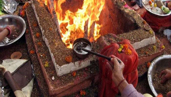 Havan Upay: हवनमधील राख असते प्रभावशाली, &#039;या&#039; उपयांमुळे आर्थिक स्थिती सुधारेल!