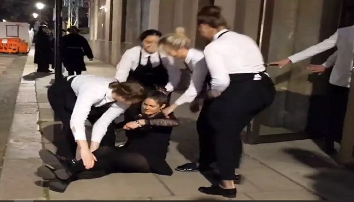 Video : ...अन् तिला रेस्टॉरंटच्या बाहेर उचलून फेकले