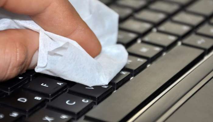 Laptop ची काळजी घेत Keyboard अशा पद्धतीने स्वच्छ कराल, जाणून घ्या सोपी पद्धत