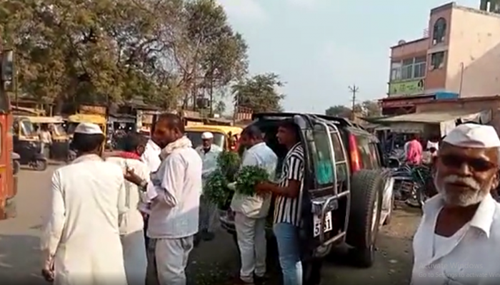 Sangli News: नाद करा पण शेतकऱ्यांचा कुठं! पठ्ठ्याने आलिशान मोटारीतून विकली भाजी; Video तुफान व्हायरल