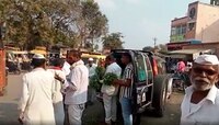 नाद करा पण शेतकऱ्यांचा कुठं! पठ्ठ्याने आलिशान मोटारीतून विकली भाजी; पाहा Video