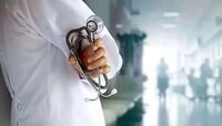 'या' डॉक्टरने असं केलयं तरी काय? ग्रामस्थ म्हणतात हा आम्हाला नकोच...