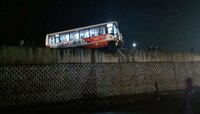 एसटी बसचा विचित्र अपघात; फोटो पाहूनच अंगावर काटा येईल