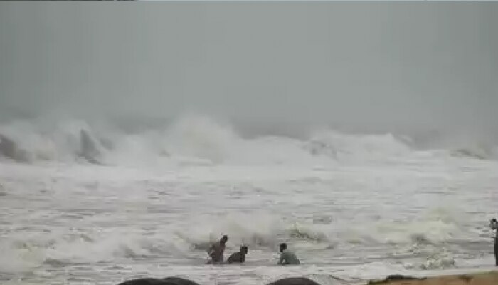Cyclone Mandous : हिवाळ्यात पावसाळा ! महाराष्ट्रातल्या &#039;या&#039; भागात अवकाळी पावसाचं संकट