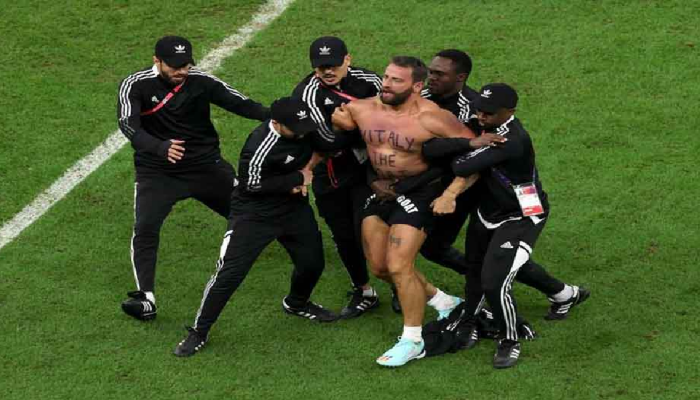 FIFA World Cup : अर्जेंटीना-नेदरलँड सामन्यात Exstra धमाल, कपडे उतरवून मैदानात घुसला Porn Star