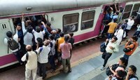 आज लोकलने प्रवास करणार असाल तर ही बातमी वाचा! 