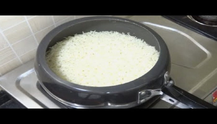 cooking tips: भात कुकरमध्ये शिजवावा की टोपात...जाणून घ्या योग्य पद्धत 