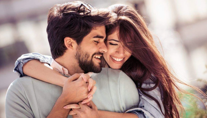 Relationship Tips: जाहिरातीतच नव्हे तर Real Life मध्ये ही 'या' 5 गोष्टींमुळे मुलांकडे मुली होतात आकर्षित