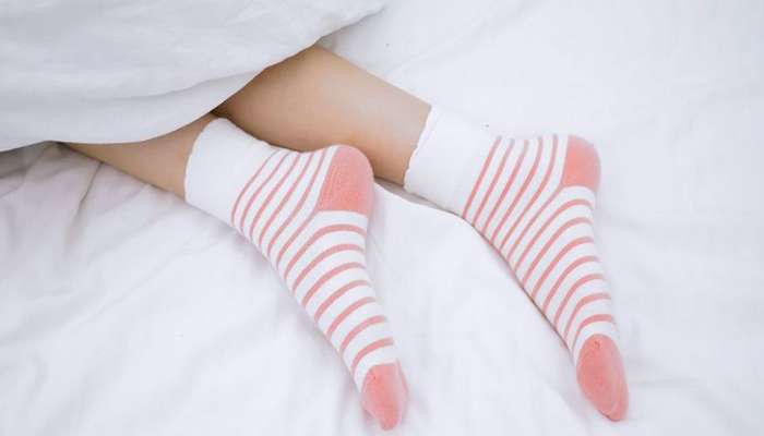 Socks Infection : थंडीत मोजे घालून झोपताय! तुम्हाला &#039;या&#039; गोष्टींचा धोका 