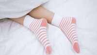 Socks Infection : थंडीत मोजे घालून झोपताय! तुम्हाला 'या' गोष्टींचा धोका 