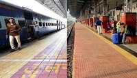 रेल्वे प्लॅटफॉर्मवर पिवळा पट्टा असण्याचं कारण माहिती आहे का?