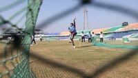 धक्कादायक! 'या' खेळाडूला मैदानातून थेट हॉस्पिटलमध्ये करावं लागलं दाखल
