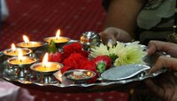 आरती करण्याची योग्य पद्धत आणि पूजेनंतर आरतीच्या ताटावरून हात फिरवण्या मागचं कारण
