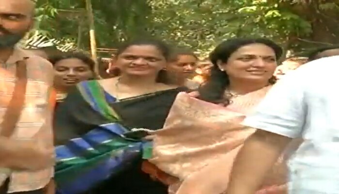 Video : न काही बोलता Rashmi Thackeray यांनी जिंकलं, ठाकरे घराण्यातील&#039;Home Minister&#039;ची मोर्चात जोरदार चर्चा