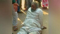 दुचाकीच्या धक्क्याने भिकारी कोसळला, खिशातून निघाले साडे तीन लाख रुपये...वाचा काय घडल