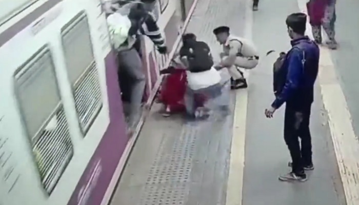 Mumbai Local Viral Video : पुन्हा तेच! धावती ट्रेन पकडताना माय-लेकी पडल्या आणि मग...