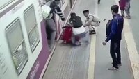 पुन्हा तेच! धावती ट्रेन पकडताना माय-लेकी पडल्या आणि मग...Video Viral
