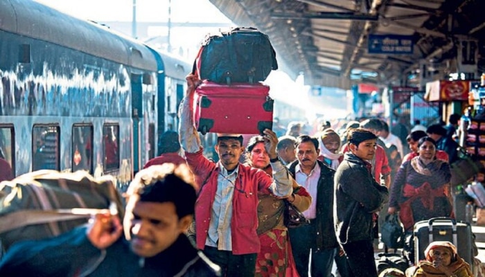 Indian Railways : चुकूनही ट्रेनमध्ये &#039;या&#039; गोष्टी घेऊन जाऊ नका, अन्यथा भोगावी लागेल तुरुंगाची हवा 