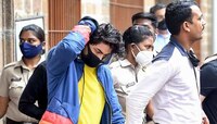 अभिनेता Shahrukh Khan चा मुलगा आर्यन खान ड्रग्स प्रकरणामुळे वादाच्या भोवऱ्यात; मुंबई