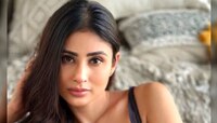 Mouni Roy : मौनी रॉयच्या बोल्डनेसने चाहते हैराण, शर्टची सर्व बटणं उघडली अन्...