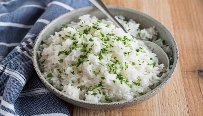 Cooking tips: घरी भात नेहमी चिकटच होतो का ? हॉटेल स्टाईल मोकळा भात बनवायचाय...ही घ्या टीप 